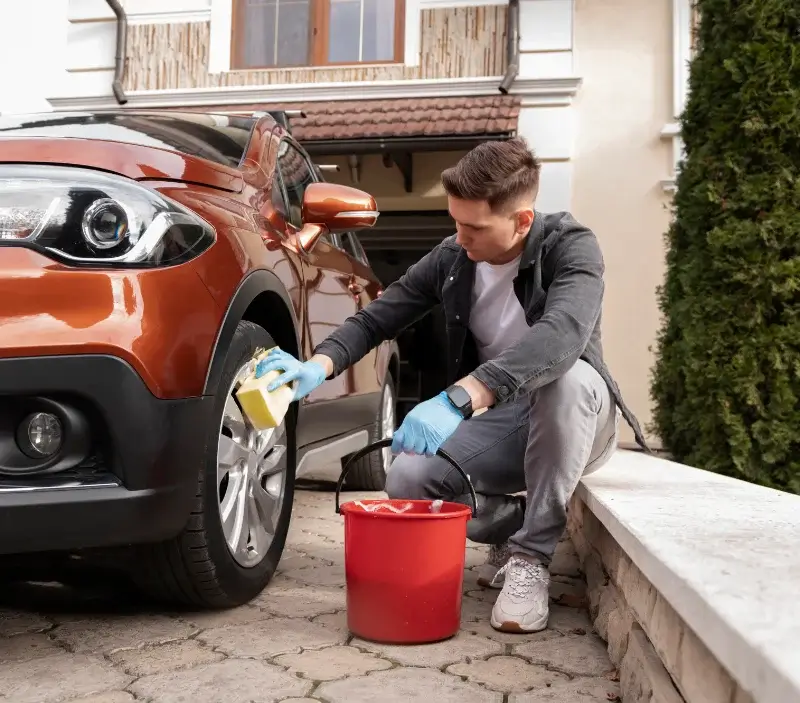 Lavage auto à domicile Hardinvast : professionnel intervenant sur un véhicule